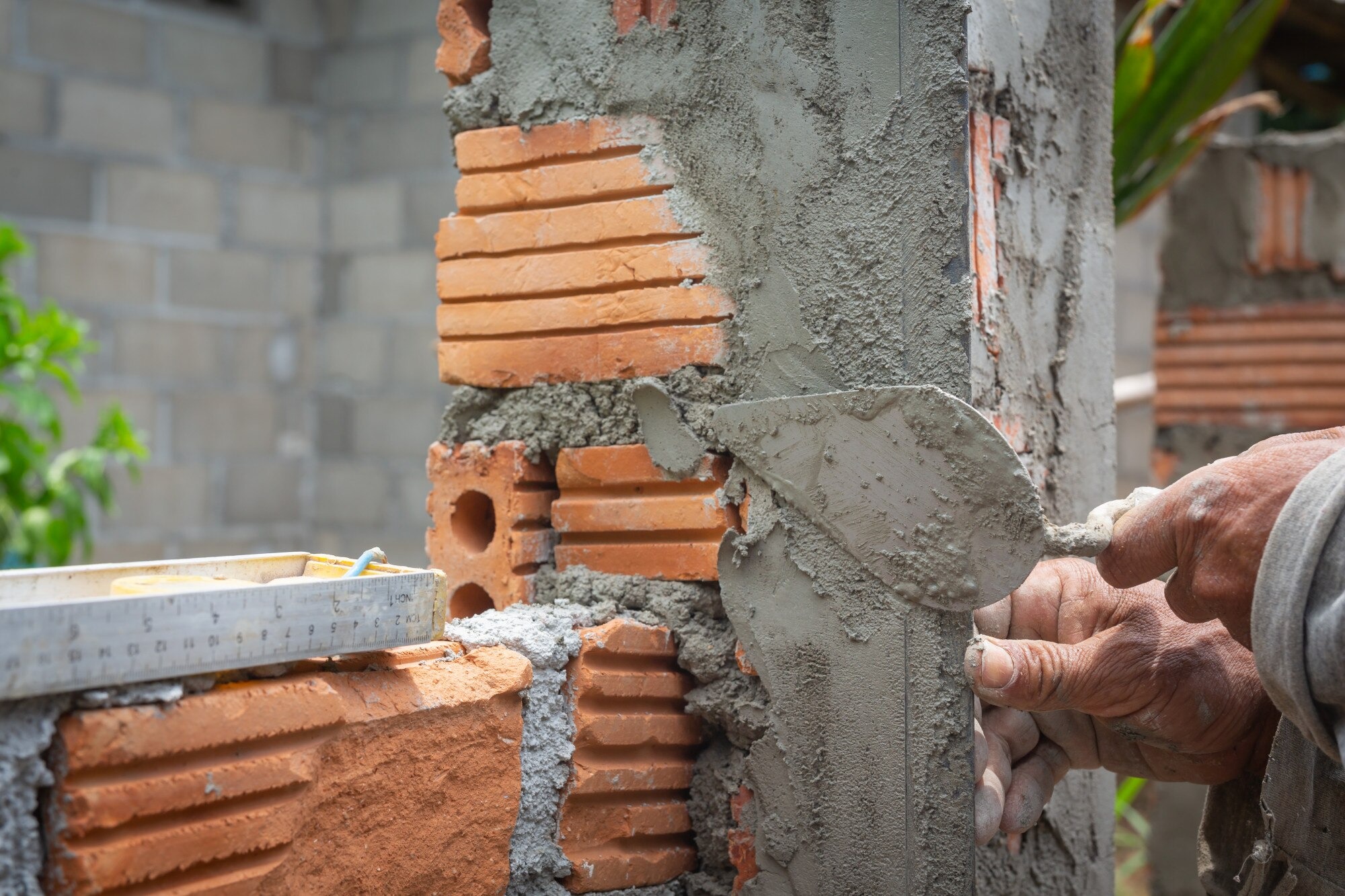 imageye___-_imgi_15_bricklaying-construction-worker-building-brick-wall_1150-14760