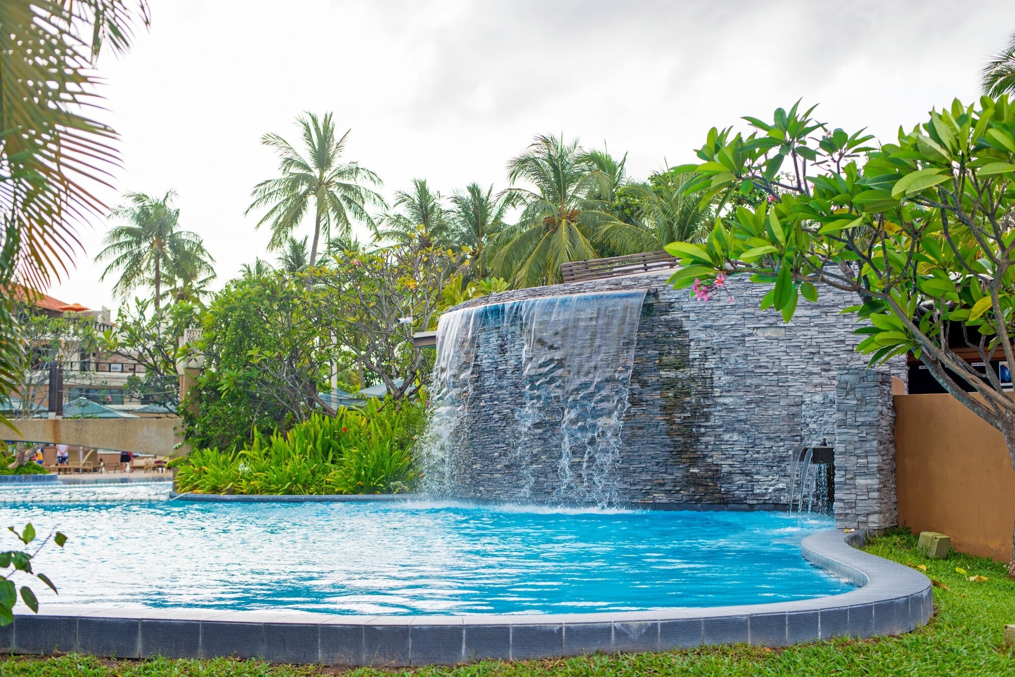 imageye___-_imgi_15_pool-with-waterfall_1137-122