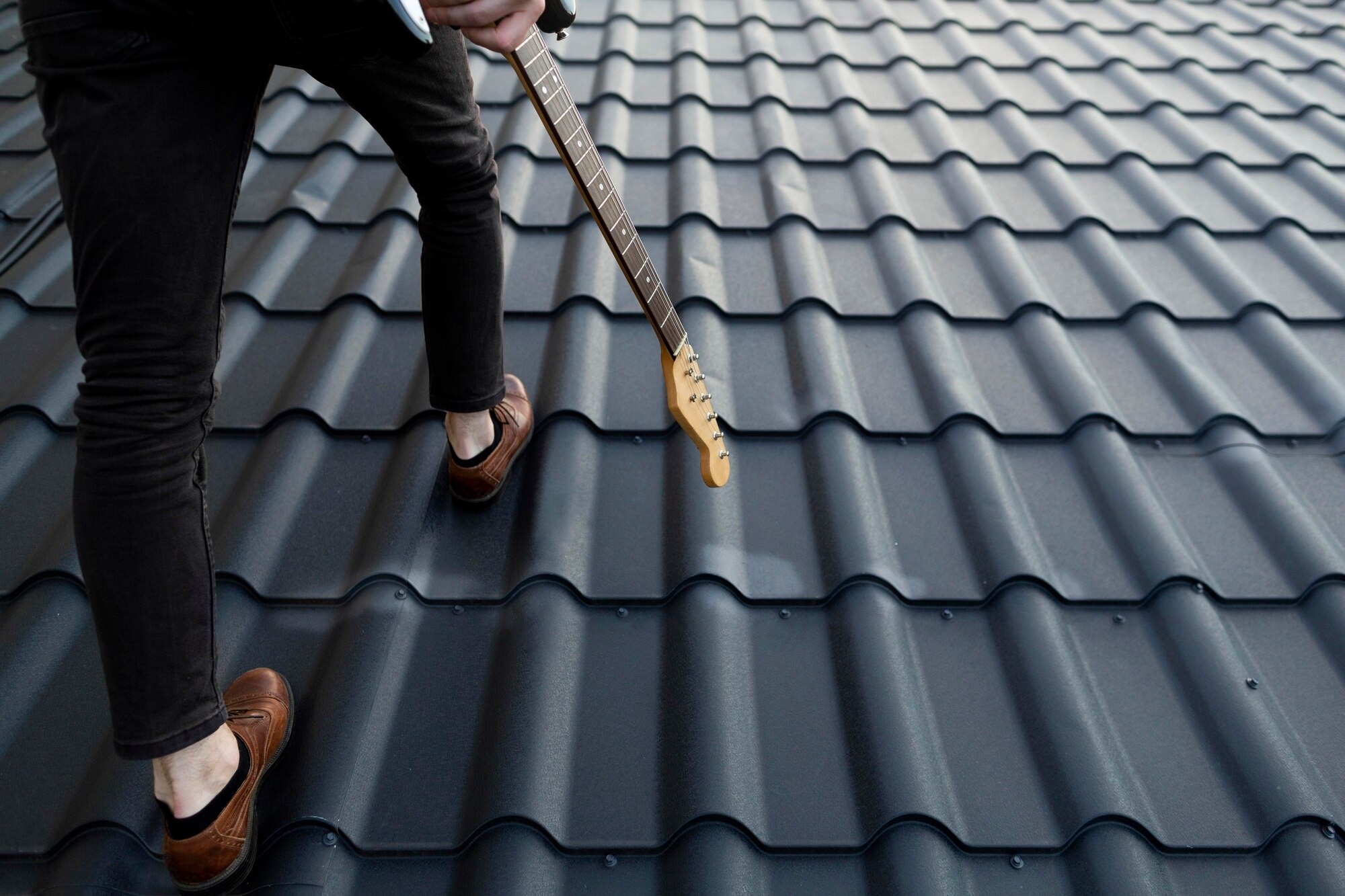 imageye___-_imgi_32_back-view-male-musician-climbing-roof-with-electric-guitar_23-2148680354