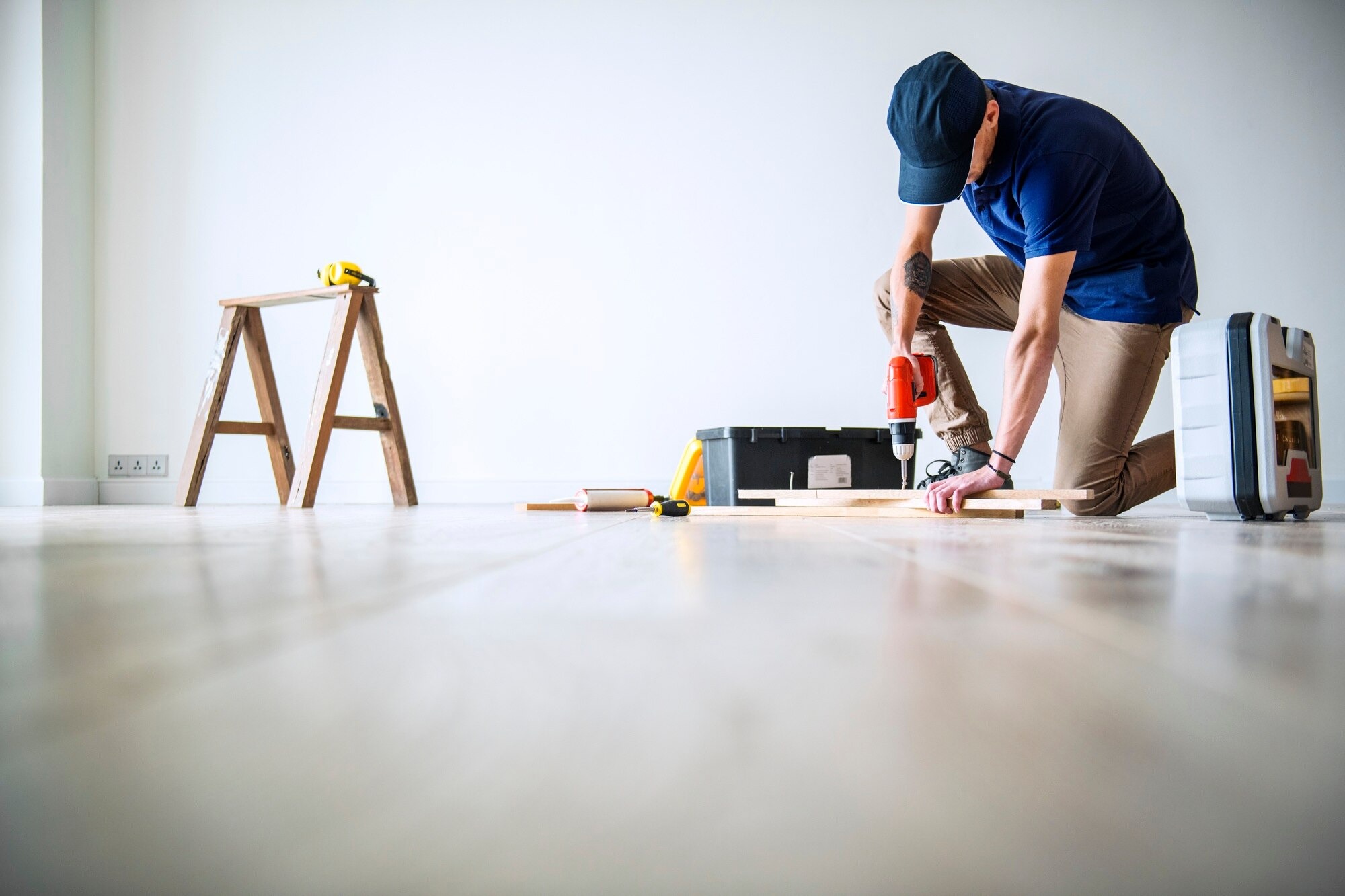 imageye___-_imgi_44_people-renovating-house-concept_53876-20664